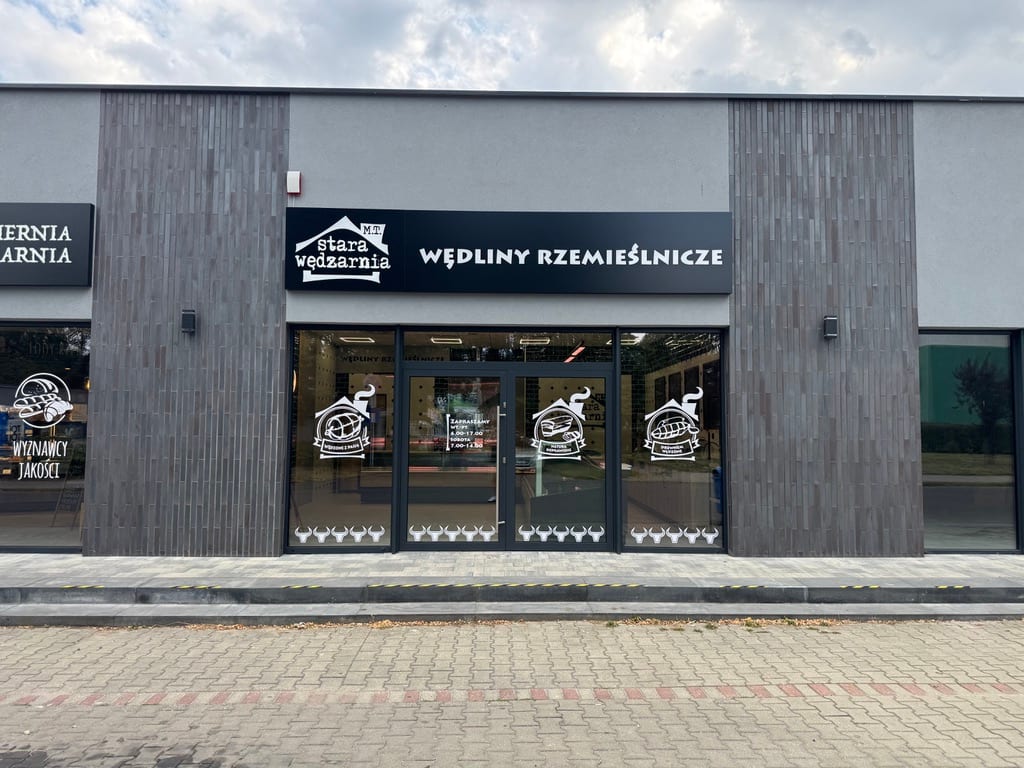 Witryna sklepu Starej Wędzarni przy ul. Jana Pawła II 15 w Siemianowicach Śląskich
